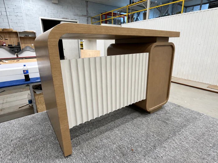 Изготовление стойки ресепшн — Фото с ИИ-обработкой